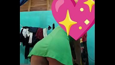 Trans culona en vestido verde sexi