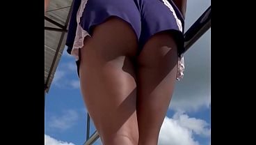 Gata preta igual onça tomando sol