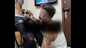 Negro alto latejando enquanto eu media a tatuagem