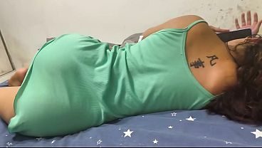 (PORNO CASERO) Cuñada se deja grabar orinando en el rio, la lleno de leche