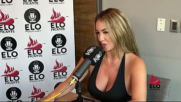 Tatiana Alvarez se come toda la banana con cremita