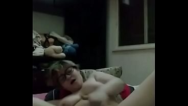 Doble amputada con anteojos se pajea con su nuevo dildo