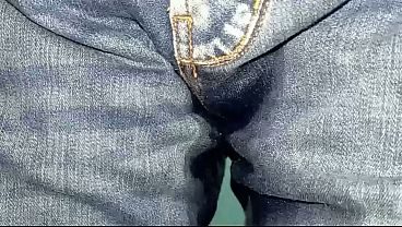 Pañal orinado la primera vez con mi pantalón Jean puesto