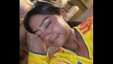 Después del partido, mi hermanastro me grabó haciendole un rico sexo oral