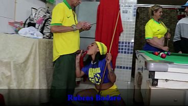 Após o jogo do Brasil a torcida se reuniu no barzinho e fizeram uma orgia