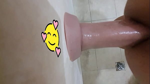 mi amante sintético me ensarta bien rico y muy profundo mientra mi culo deja salir muchísimos jugos