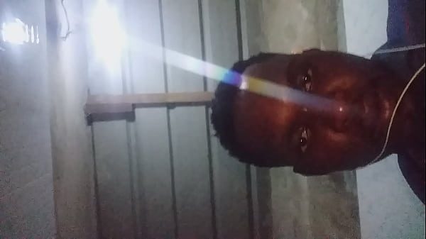 Gozando seu pau enorme em plena madrugada