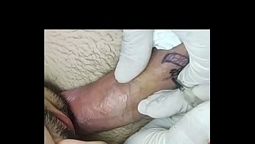 Tatuando o pau do menino de cara inocente