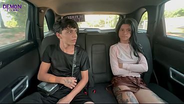 Me como la verga de mi amigo en el Uber y terminamos follando en la carretera