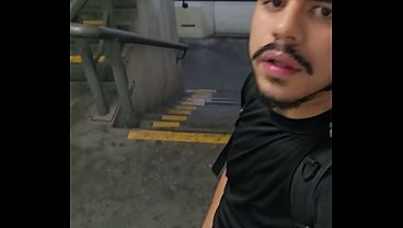 Lavando banheiro público de mijo