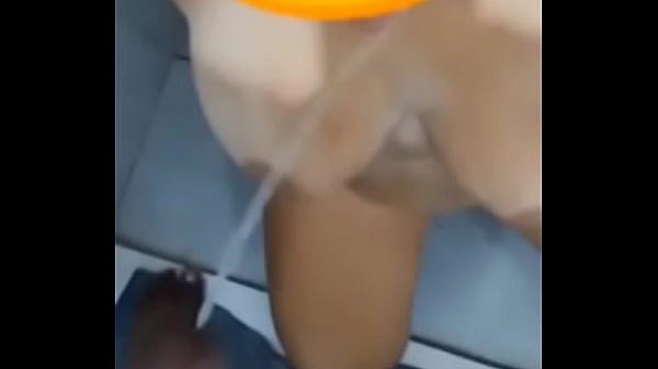 Meu marido disse não, mas o comedor me dominou, fez eu beber o mijo dele