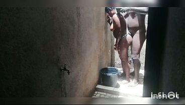Quand ta belle mère d'invite dans la douche pour baiser en secret