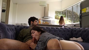 Mi madrastra se descuida y termino follando fuertemente con su novio