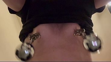 CASTIGO PEZONES CON PINZAS CON BOLAS DE ACERO COLGANDO
