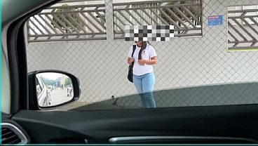 POV ALUNA PEGA CARONA COM CASADO E PAGA BOQUETE NO CARRO E LEVA GOZADA NA BUNDA