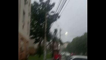 Fudendo na chuva  ME fudendo na chuva enquanto fico todo molhado