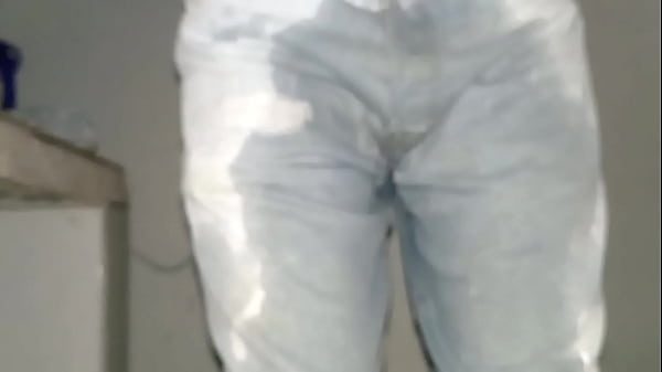 Pañal orinado con pantalones jeans y múltiples orgasmos