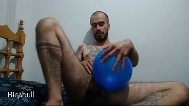 Verga dura deslizándose entre globos inflados