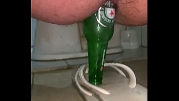 me arrombando na garrafa de vidro