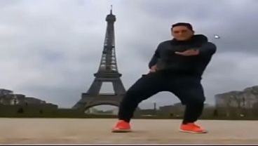 Momo bailando sexy