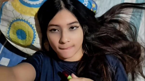 CHICA SE PONE CALIENTE Y MUESTRA SU GRAN CULO