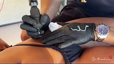 LOIRA PAGOU A TATUAGEM COM BUCETA POIS TAVA LISINHA