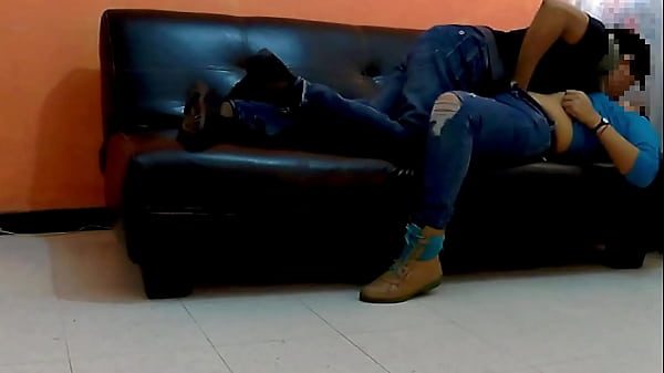 Cogimos deli en el sofa -clip