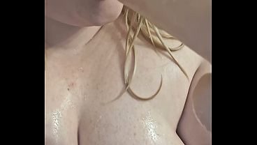 BBW sucks dick in bath