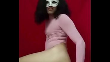 Joven travesti juega con su dildo negro - YiYiCallejera