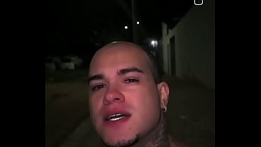 Careca safado sem camisa cantando música tesuda implorando por pika