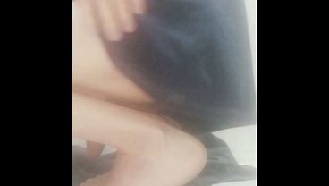 Novinha exibindo a bunda e se dedando