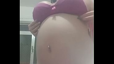a mamãe do ano grávida e gestante toda peladinha no chuveiro e exibindo o corpo