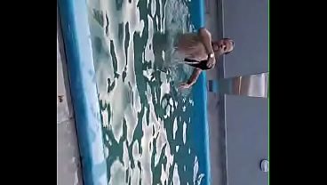 Ruiva brinca na piscina chupando um pau até levar gozada