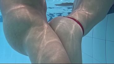 PETITE DE 18 AÑOS CUMPLE SU SUEÑO CACHONDO DE FOLLAR BAJO EL AGUA AL AIRE LIBRE