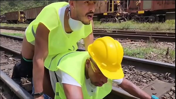 OS OPERARIOS PEGARAM PESADO NA HORA DO ALMOÇO FUDERAM O COLEGA PASSIVO E DERAM MUITO LEITE DE SOBREMESA (TEASER)