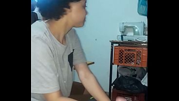Trio caliente !! Mi esposa encuentra a su mejor amiga chupandome el pené y se une. Hacemos un trío genial.