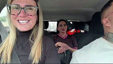 Chamei a tia da creche pra foder com nós gostoso até gozar em todo nosso carro ! E mela a buceta dela tida de gozo