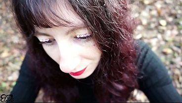 Donna INCINTA con rossetto ti porta nel bosco e ti fa una SEGA!
