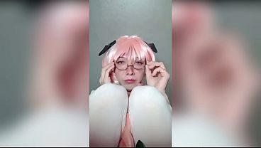 Femboy en cosplay muestra su cola y su pito bailando