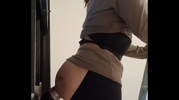 Cdzinha baixinha alargando o bumbum !!