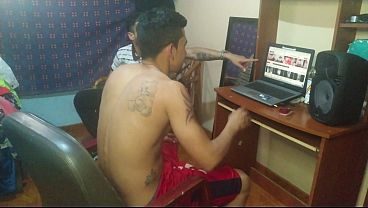 Sientate, y sienta la polla de mi amigo,!! marido le dice a su esposa