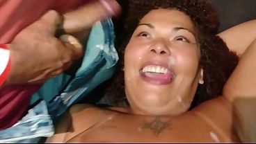 Aniversário na base dos sapecas, Grazy ganha banho leite em comemoração