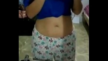 Se masturba mientras se toca el ombligo