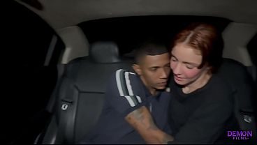 Follo el delicioso coño de mi novia al aire libre dentro de un coche