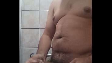 VIZINHA QUASE ME PEGA ESCONDIDO BATENDO PUNHEUTA NO BANHEIRO