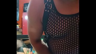Viendo en el espejo mi culo goloso y también desde abajo