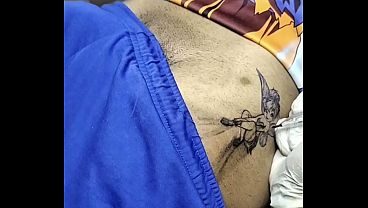 O jeito que ele gemia enquanto eu tatuava