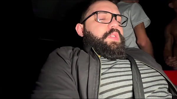 Maior orgia dentro do cinema, e teve muito leite no rabo.