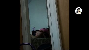 MARIDO FAZ ESPOSA DAR BOAS VINDAS A O AMIGO NO QUARTO DE HOSPEDES . ( BOAS VINDAS SURPRESA )