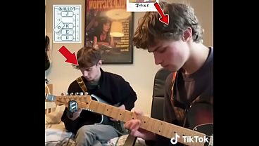 Hombre baltro se toca increíblemente la guitarra junto a su amigo balatres